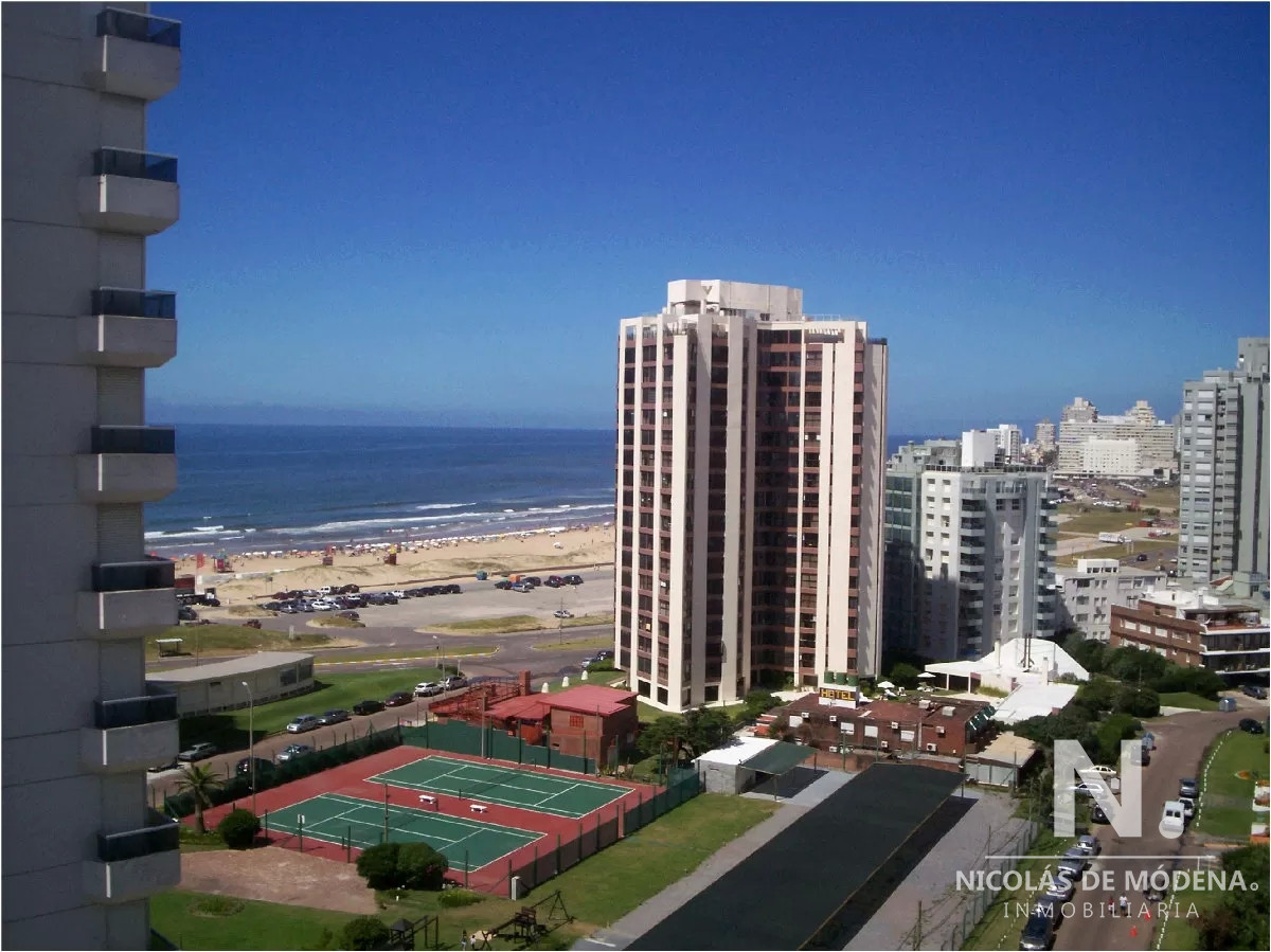 Apartamento de 2 dormitorios en Edificio Torre Marina , Punta del este , Playa Brava 