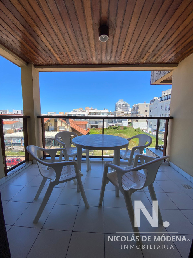 En venta apartamento de 2 dormitorios, con balcon, en Peninsula Punta del Este