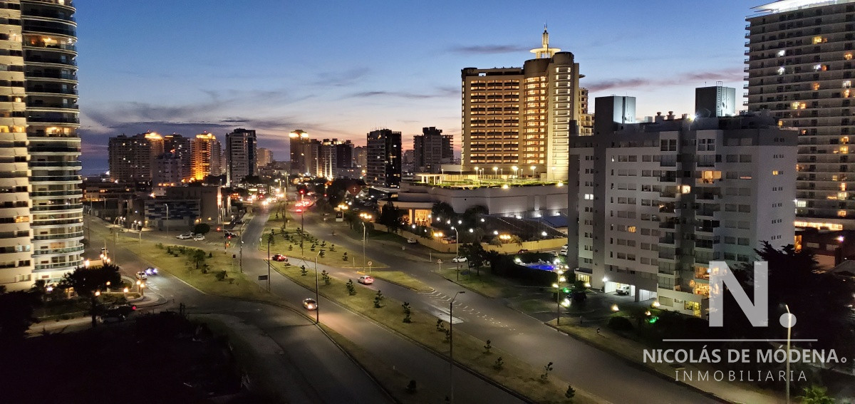 Vende apartamento esquinero con vista al mar de 2 dormitorios en Alexander Boulevard Punta del Este 