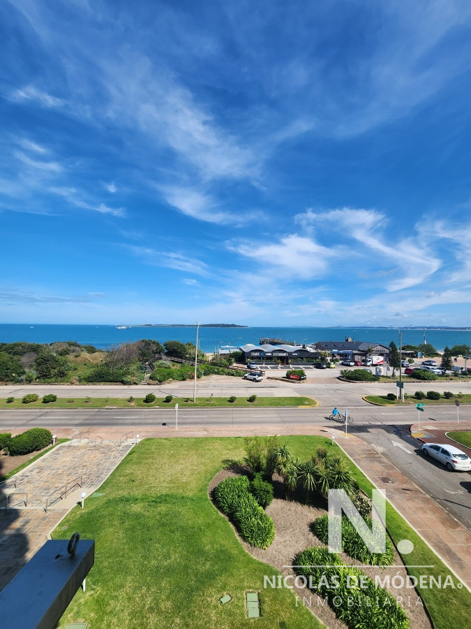 Vende espectacular apartamento con vista al mar de 3 dormitorios en Mansa Punta del Este.