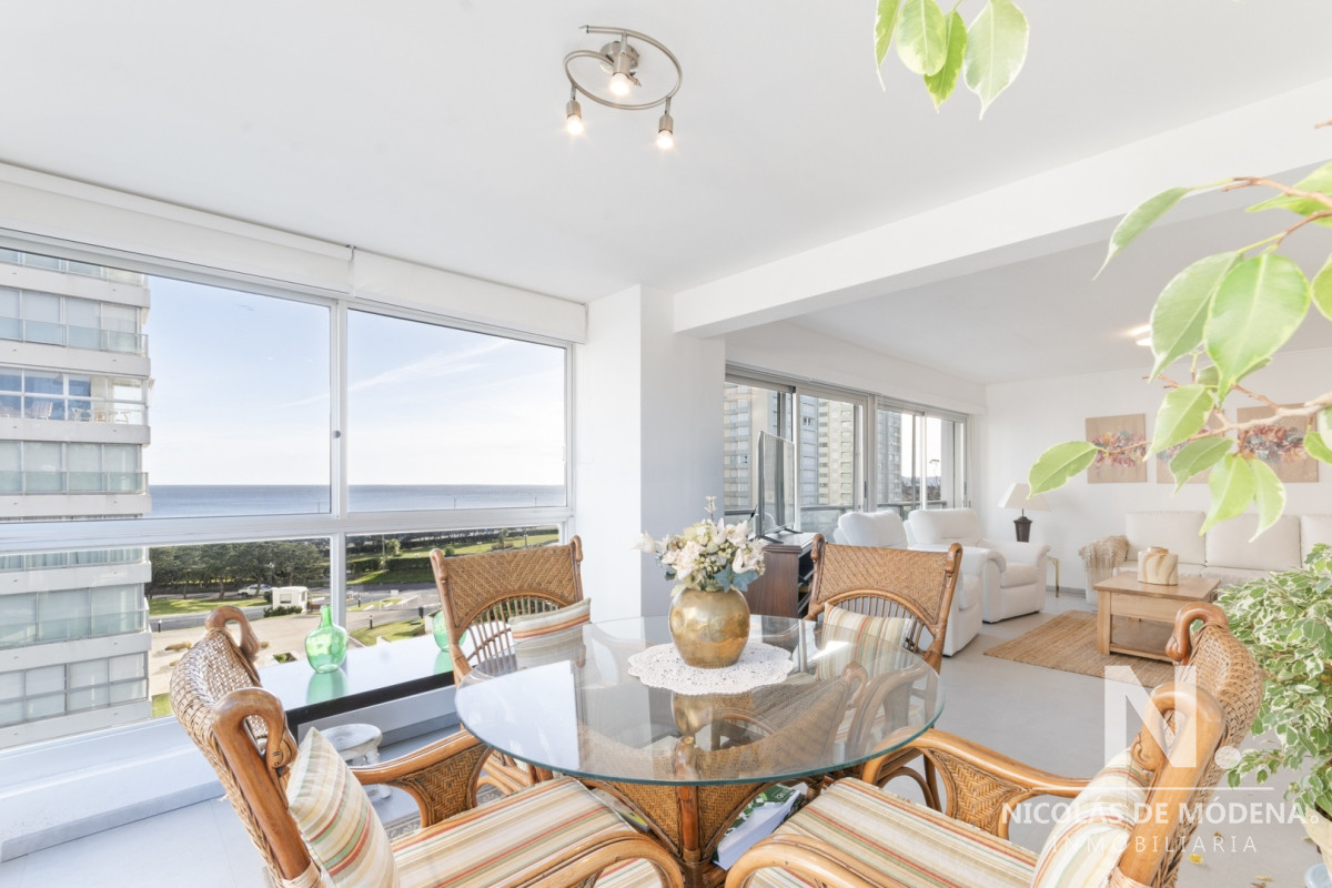 Apartamento en venta de 3 dormitorios, frente al mar.