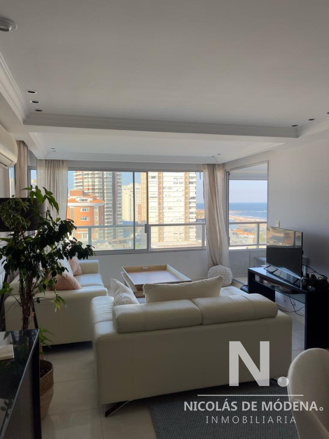 Vende Apartamento en Península - Punta del Este de 2 dormitorios.