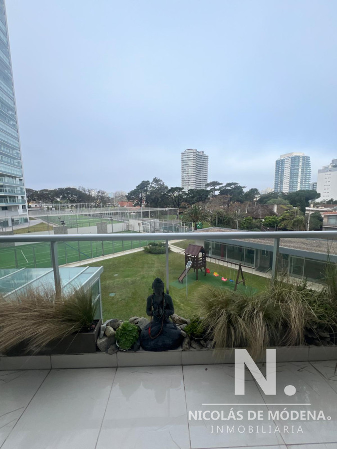 Vende apartamento de 2 dormitorios a metros del mar en Mansa, Punta del Este.