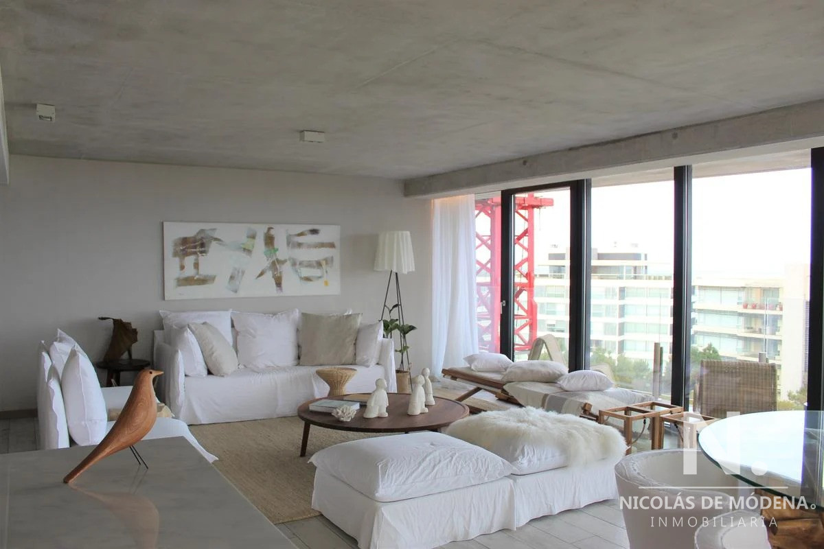 Vende apartamento de 2 dormitorios en Surfside, Punta del Este
