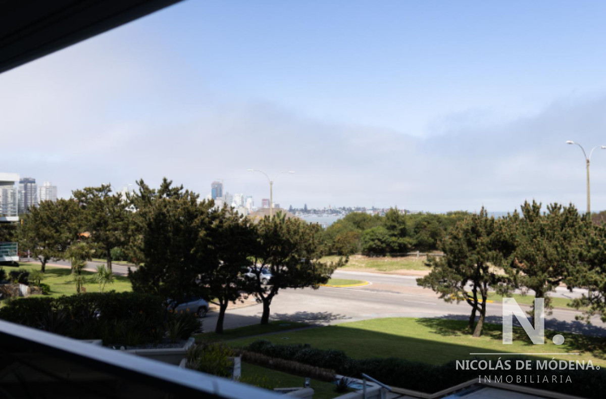 Apartamento en venta con balcon, de 2 dormitorios en Mansa, Punta del Este.