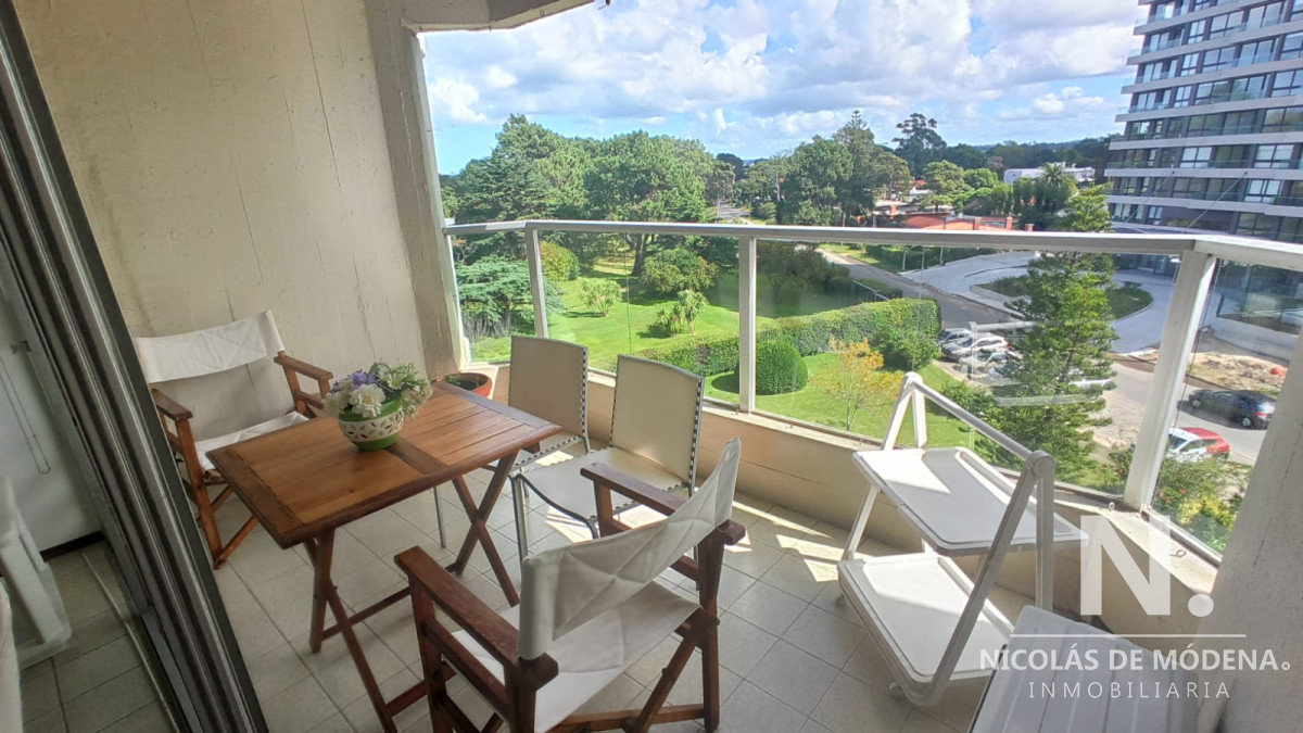 En venta impecable apartamento de 2 dormitorios en Roosevelt, Punta del Este.