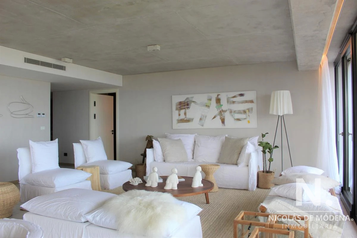 Vende apratamento en Brava Punta del Este de 2 dormitorios. 