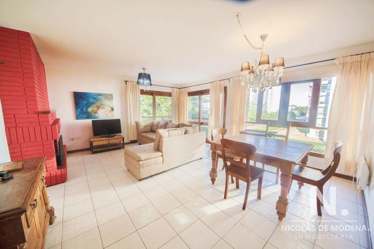 Vende apartamento de 2 dormitorios en Roosevelt Punta del Este, con excelente vista.