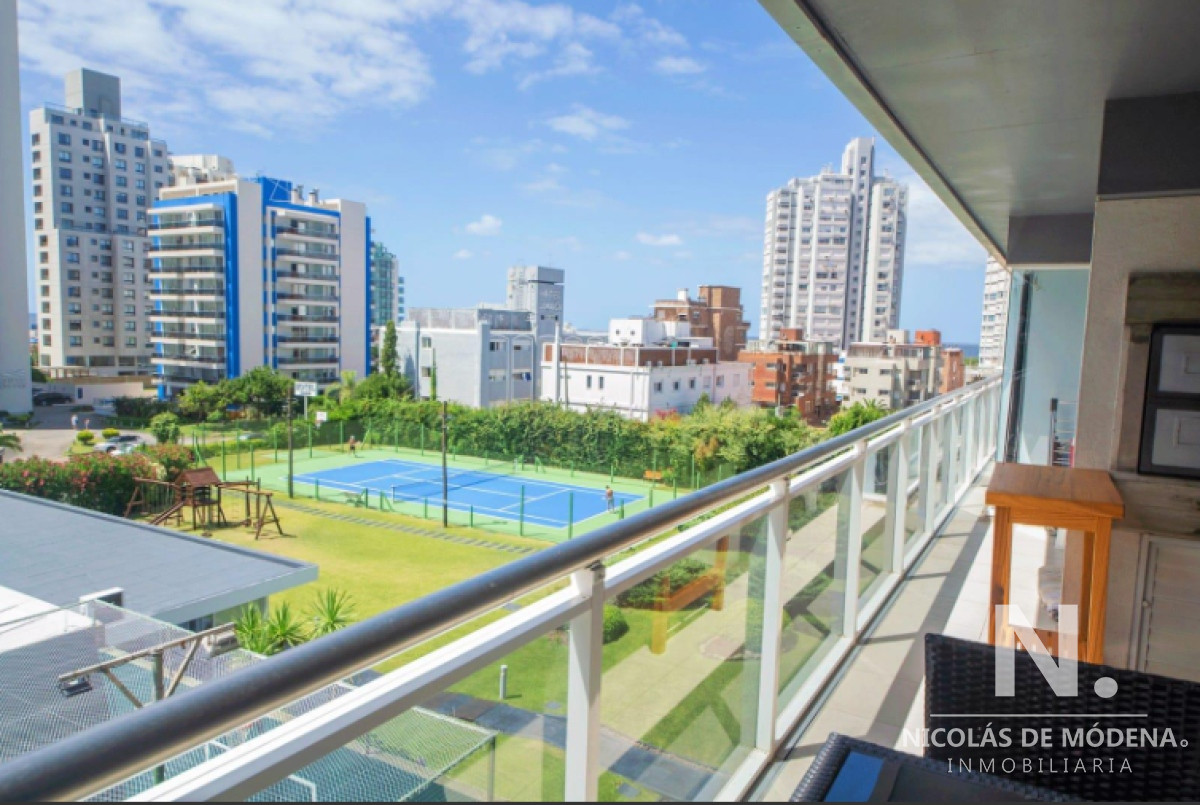Vende apartamento de 3 dormitorios, con parrillero y hermosa vista en Brava, Punta del Este.