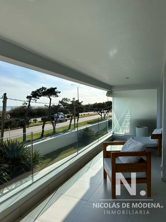 Vende apartamento de 2 dormitorios en Mansa, Punta del Este con vista.