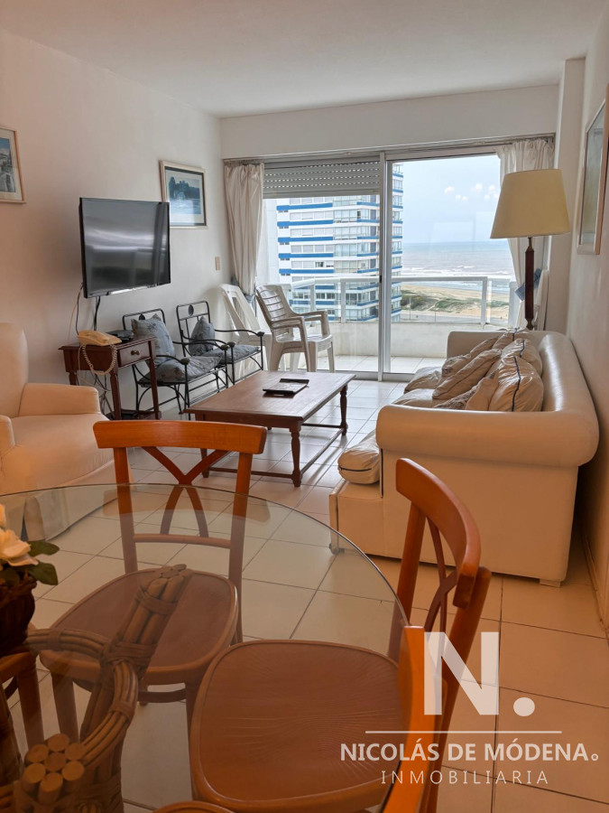 Vende apartamento de 2 dormitorios en Brava, Punta del Este.