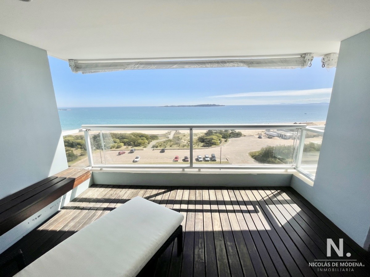 En venta departamento de 3 dormitorios en suite, con vista al mar, Mansa en Punta del Este.