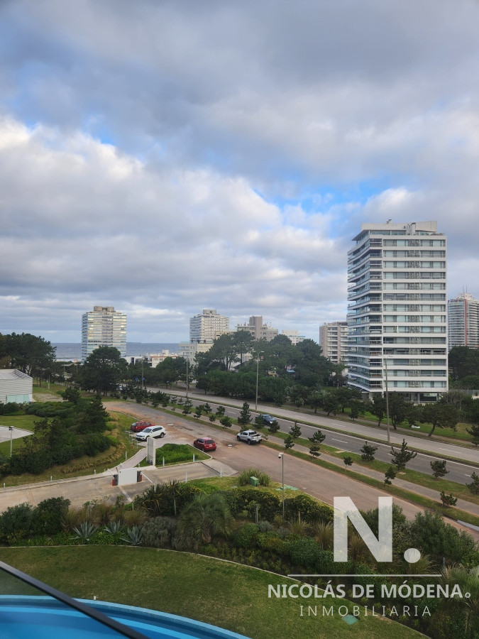 Departamento de 3 dormitorios + depndencia en venta en Torre One, Punta del Este.