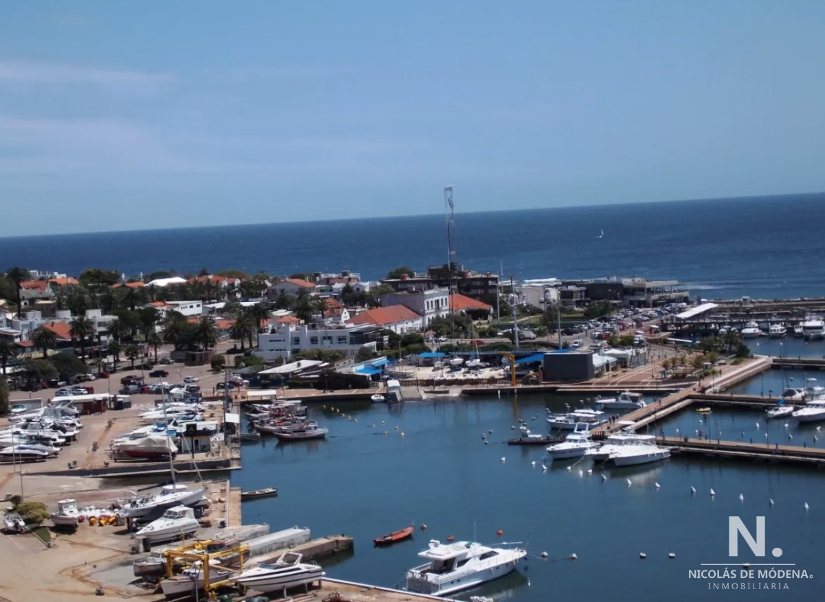 Departamento en venta en El Monarca con vista al puerto
