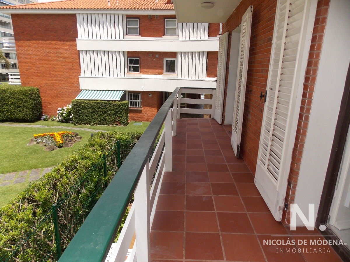 Vende Apartamento en Península - Punta del Este de 3 Dormitorios con balcon