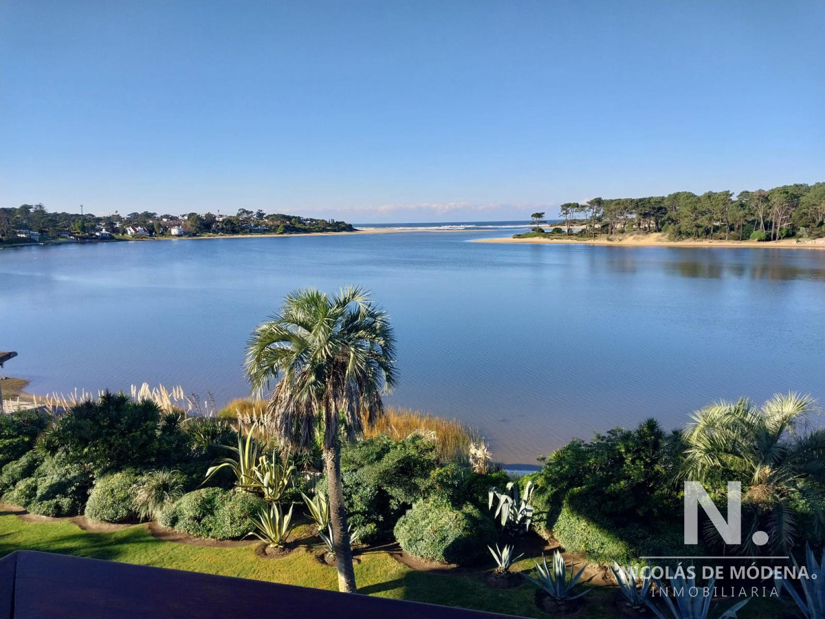 Excepcional departamento de 3 dormitorios  dependencia en venta, con las mejores vistas al mar y al atardecer.