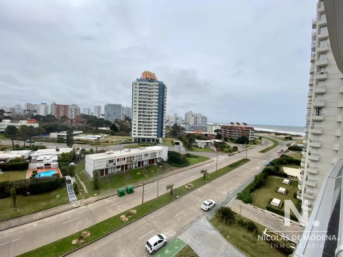 A metros de Playa Brava