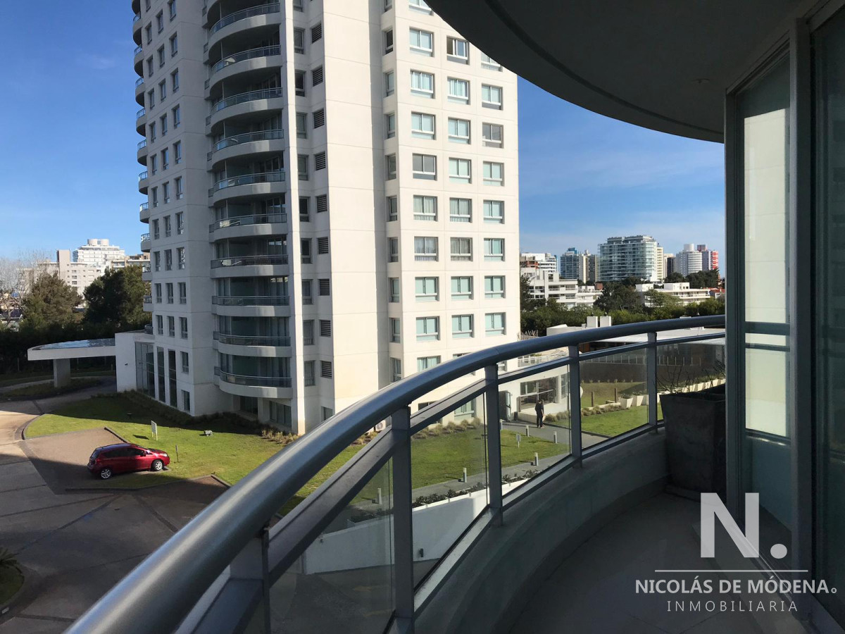 Vende apartamento de 3 dormitorios a metros del mar, en Roosevelt- Punta del Este.