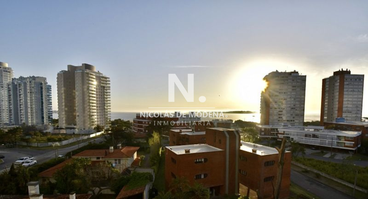Venta de Apartamento 2 DORMITORIOS, mas dependencia de servicio en playa mansa. - NDM1154A