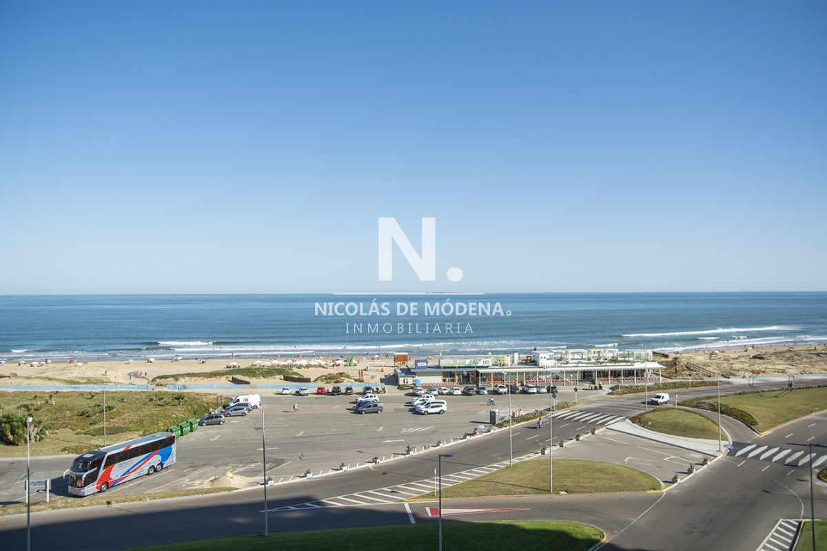 Vende apartamento de 3 dormitorios en Torre Imperiale I, Frente al mar, Punta del Este  - NDM15303A