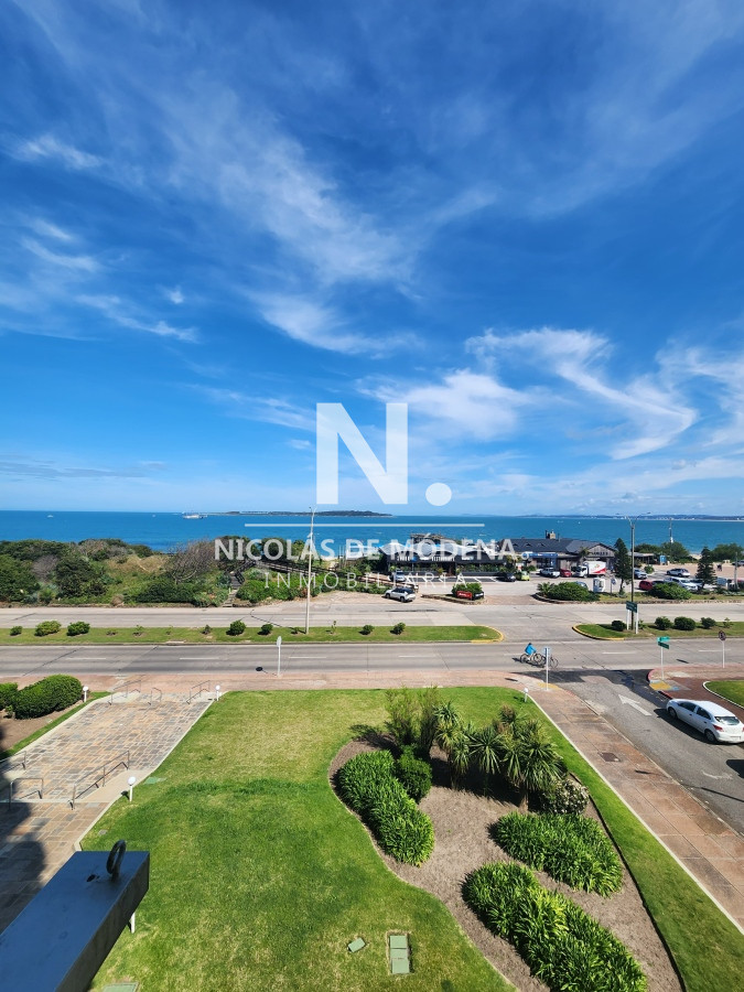 Vende espectacular apartamento con vista al mar de 3 dormitorios en Mansa Punta del Este. - NDM23717A