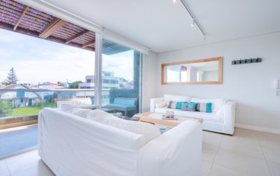 Vende apartamento de 3 dormitorios, con excelente vista al mar en La Barra.