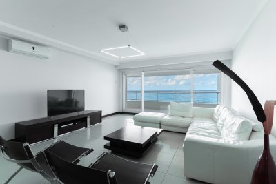 Alquila departamento de 3 dormitorios en suite en Brava- Punta del Este