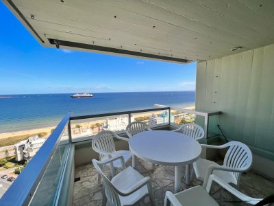 Vende apartamento en Mansa, Punta del Este de 3 dormitorios con agradable entorno.