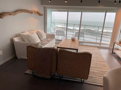 Apartamento con excelente vista, a metros del mar en Peninsula, de 2 dormitorios.