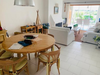 Vende apartamento de 2 dormitorios en Rincon del Indio.