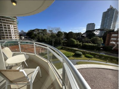 Vende Apartamento de 2 dormitorios en Roosevelt, Punta del Este, con excelente vista.