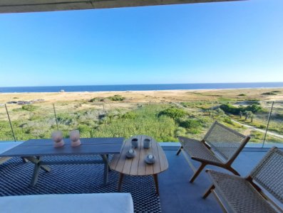 Vende apartamento con vista al mar, de 3 dormitorios en Punta del Este.