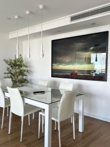 Vende apartamento de 2 Dormitorios en suite, excelente iluminación en Punta del Este.