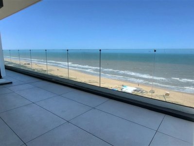 Vende apartamento con hermosa vista, de 4 dormitorios en Punta del Este. 