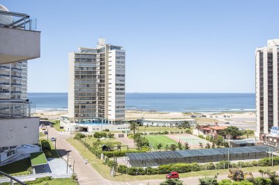 Alquila apartamento en Brava, Punta del Este de 3 dormitorios con excelente vista