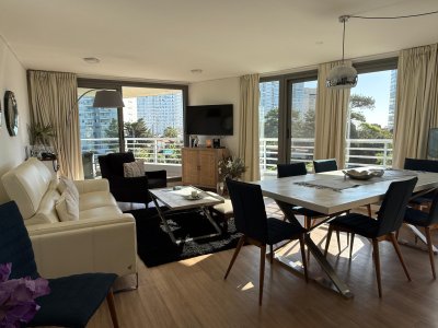 En venta apartamento de 2 dormitorios en suite en Mansa, Punta del Este.