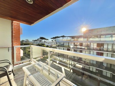 En venta apartamento de 2 dormitorios en Mansa, Punta del Este a metros del mar.