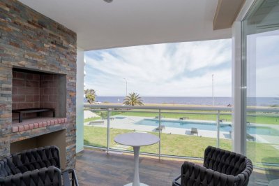 Apartamento en Alquiler de 2 dormitorio frente al Mar en Edificio Cruceros, Punta del este , Playa Mansa