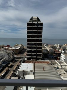 Alquila apartamento de 2 dormitorios en Peninsula, Punta del Este con vista al mar.