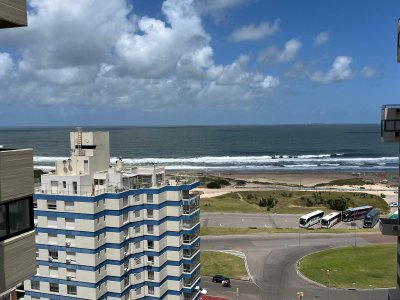Apartamento en Venta, 3 dormitorios y servicio, en Playa Brava, Punta del Este