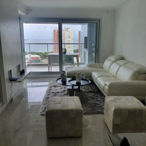 Vende apartamento de a metros del mar, de 2 dormitorios en Mansa, Punta del Este.