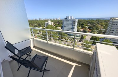 En venta apartamento de 2 dormitorios, con balcon en Roosevelt, Punta del Este.