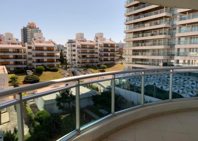 En venta apartamento de 3 dormitorios con vista al mar en Aidy Grill.