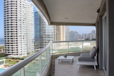 Vende apartamento de 3 dormitorios con parrillero y vista al mar.