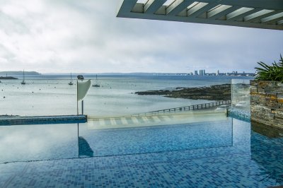 Apartamento unico frente al mar, zona Puerto con piscina propia.