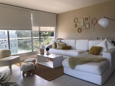 Vende apartamento de 2 dormitorios en Bellagio Tower, Punta del Este 