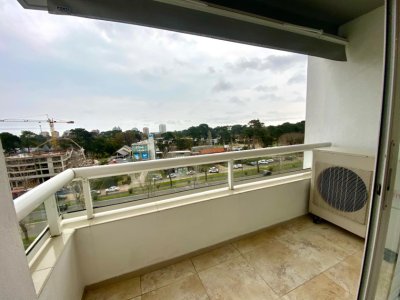 Vende apartamento en Punta del Este de 2 dormitorios con excelente vista desde su balcon.