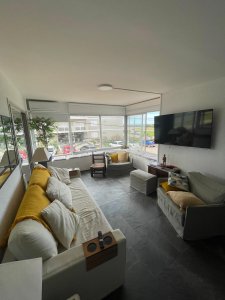 Alquila departamento de 2 dormitorios en Punta del Este.