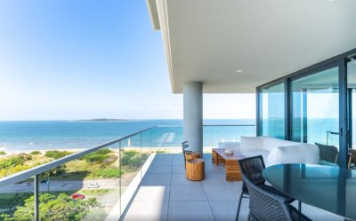 En venta apartamento de 3 dormitorios con vista al mar en Mansa, Punta del Este.