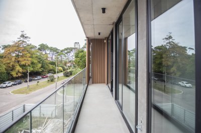 Venta de apartamento de 2 dormitorios a metros del mar, Playa Mansa. 